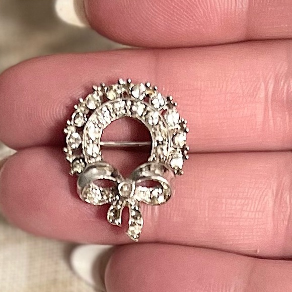 Beautiful CZ Silver Tone Wreath with Bow Brooch - Picture 7 of 8